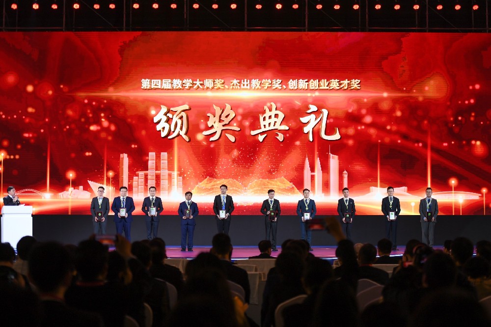 郑州大学博士研究生荣获教育部“创新创业英才奖”