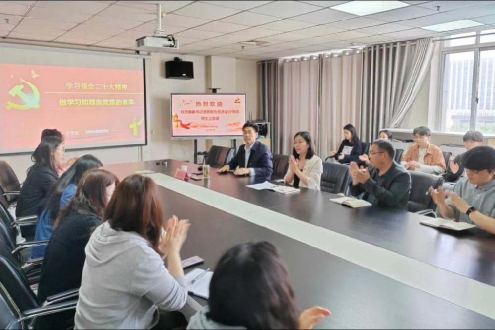河南工学院党委副书记李贵敏为联系院部师生上党课