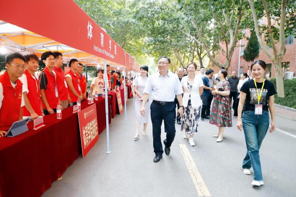 郑州工业应用技术学院校领导检查指导迎新准备工作