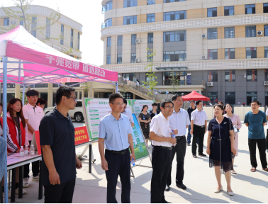南阳理工学院校领导深入迎新现场进行检查指导工作