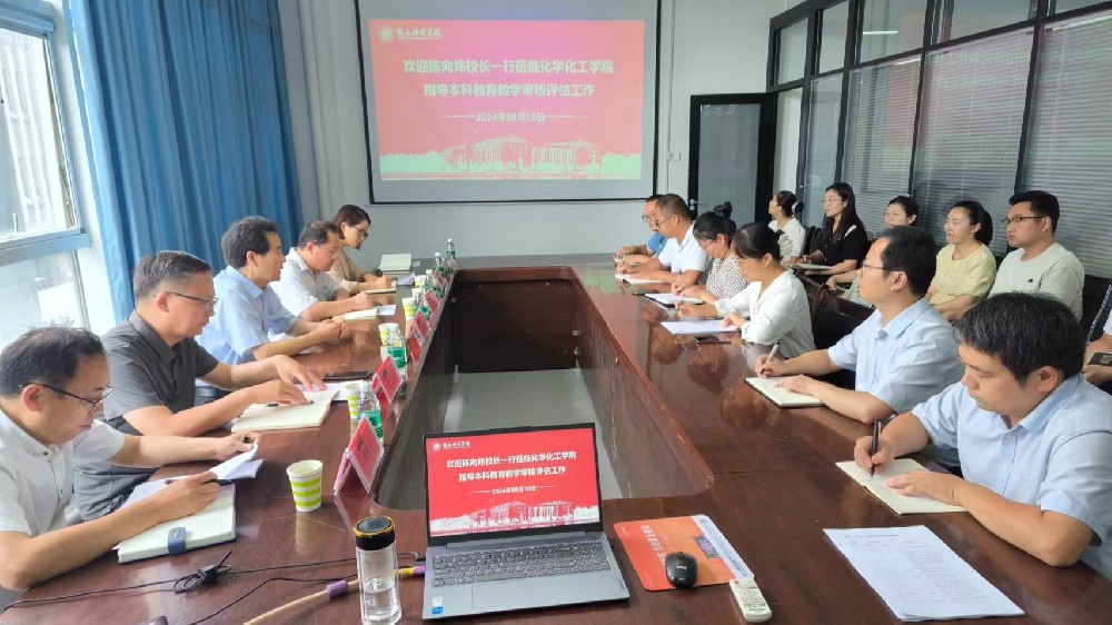 商丘师范学院校领导深入教学学院检查指导审核评估评建工作