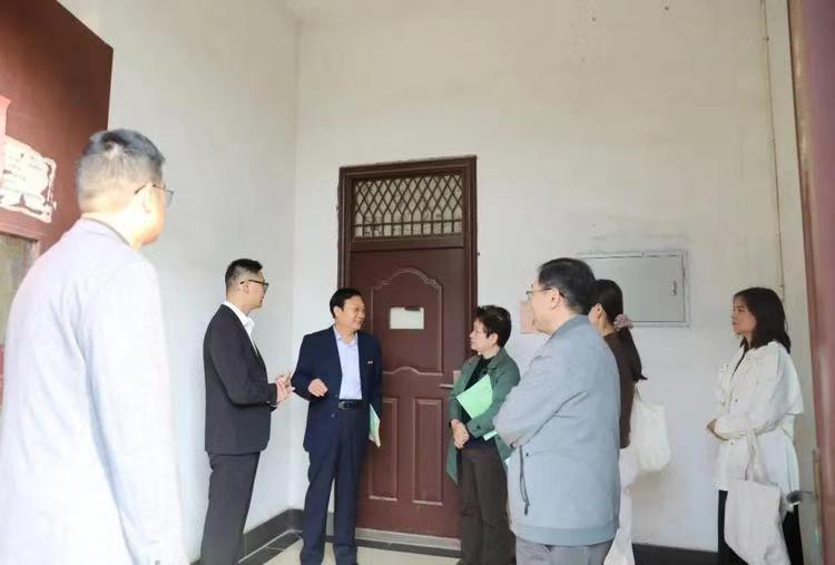 商丘学院校长程印学深入一线课堂听思政课