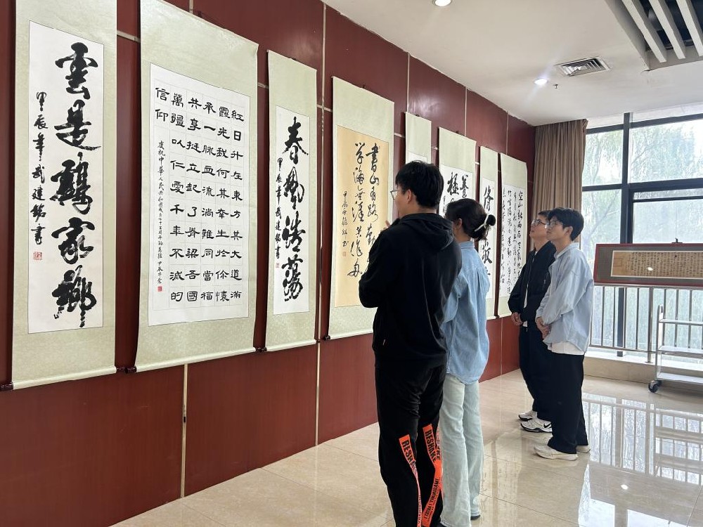 河南财政金融学院举办庆祝中华人民共和国成立75周年主题书画展