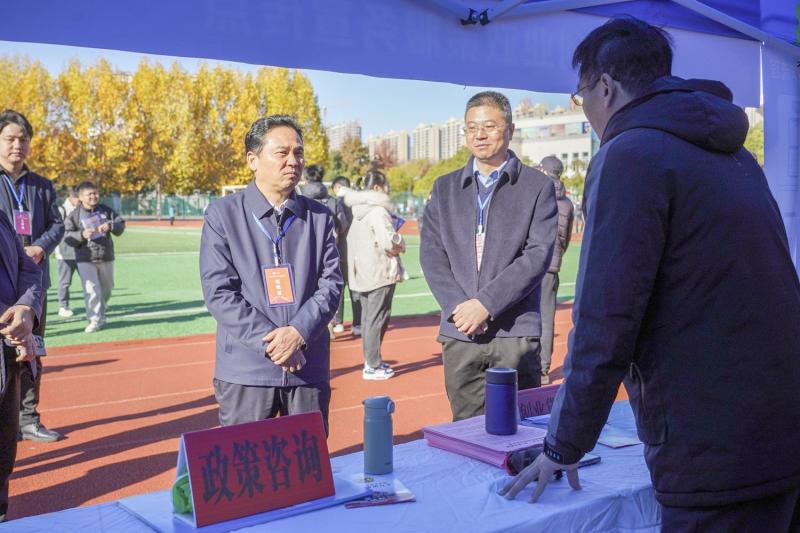 黄淮学院举行“豫荐未来 青春启航”黄淮学院2025届毕业生秋季校园招聘会