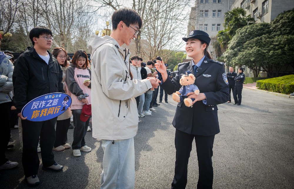 黄淮学院开展反诈宣传活动