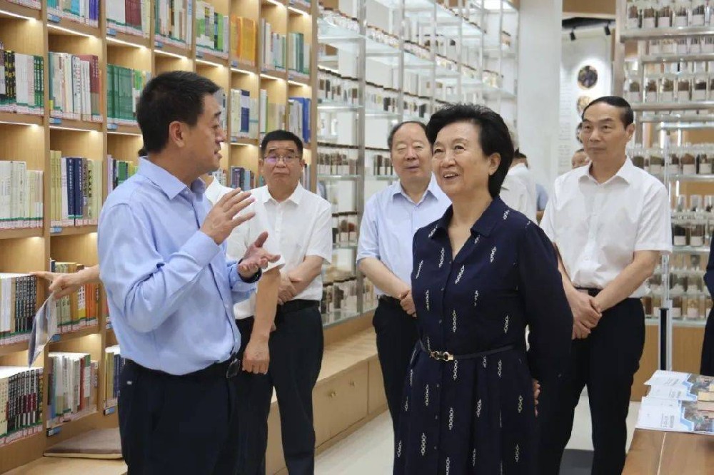河南省关工委主任赵素萍一行到濮阳医学高等专科学校调研指导