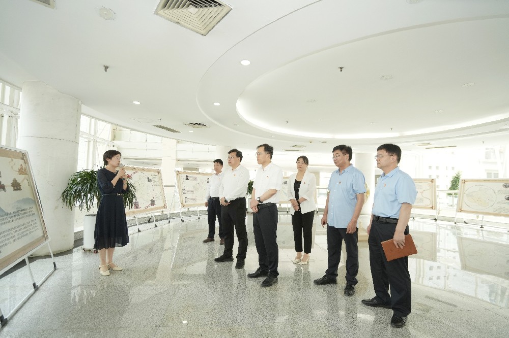 郑州大学举办庆“七一”红色地图展