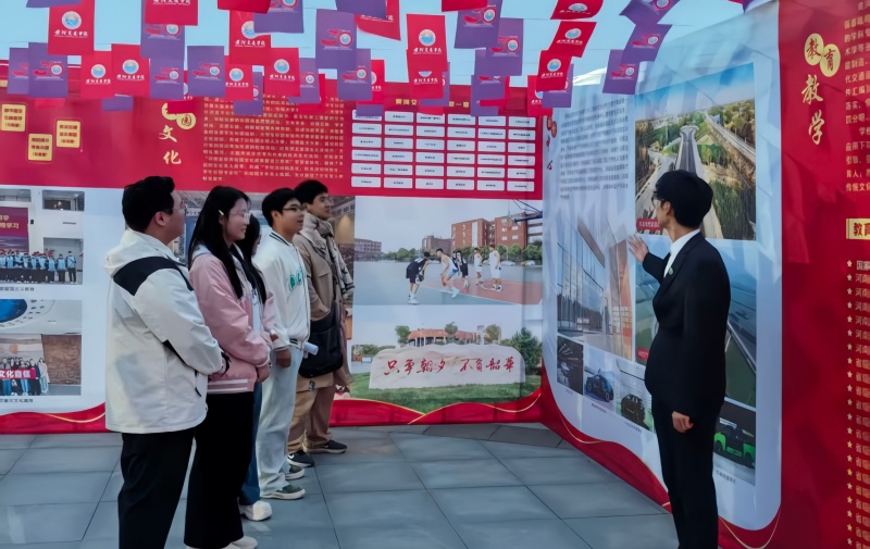 参观成就展.jpg