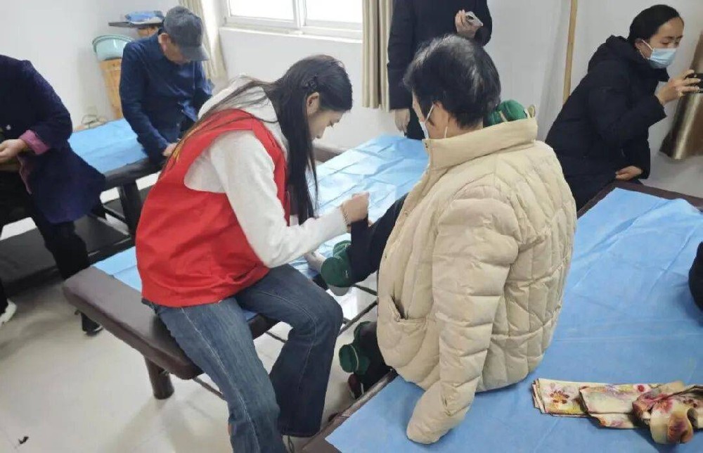 濮阳医学高等专科学校开展“传承艾灸技艺，关爱老年健康”志愿服务活动