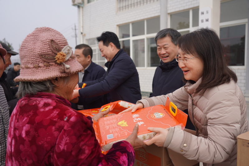 河南工业职业技术学院到方城县杨集镇开展校地结对帮扶工作调研暨“迎双节 送温暖 固成果”活动