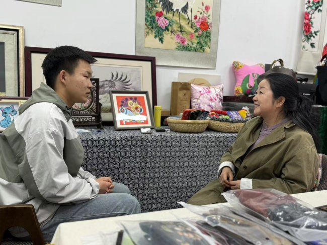 银川科技学院宁韵艺坊项目团队前往银川市闫家砚坊、吴忠市巧儿刺绣与非遗传承人交流学习