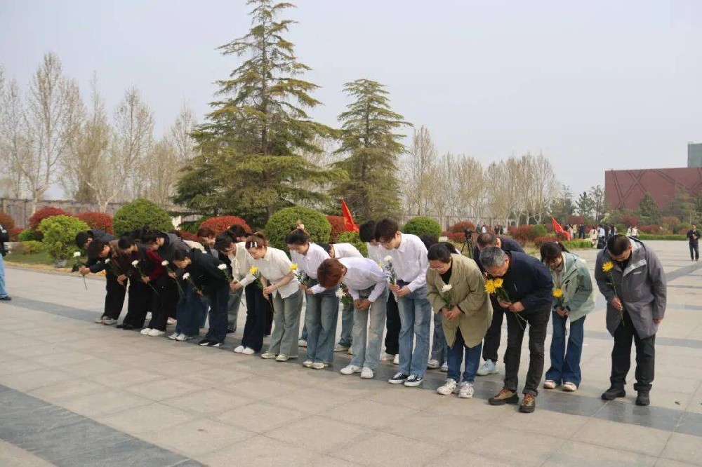 濮阳医学高等专科学校开展“百年征程映初心·万里长征砺国防”清明节主题全民国防教育活动