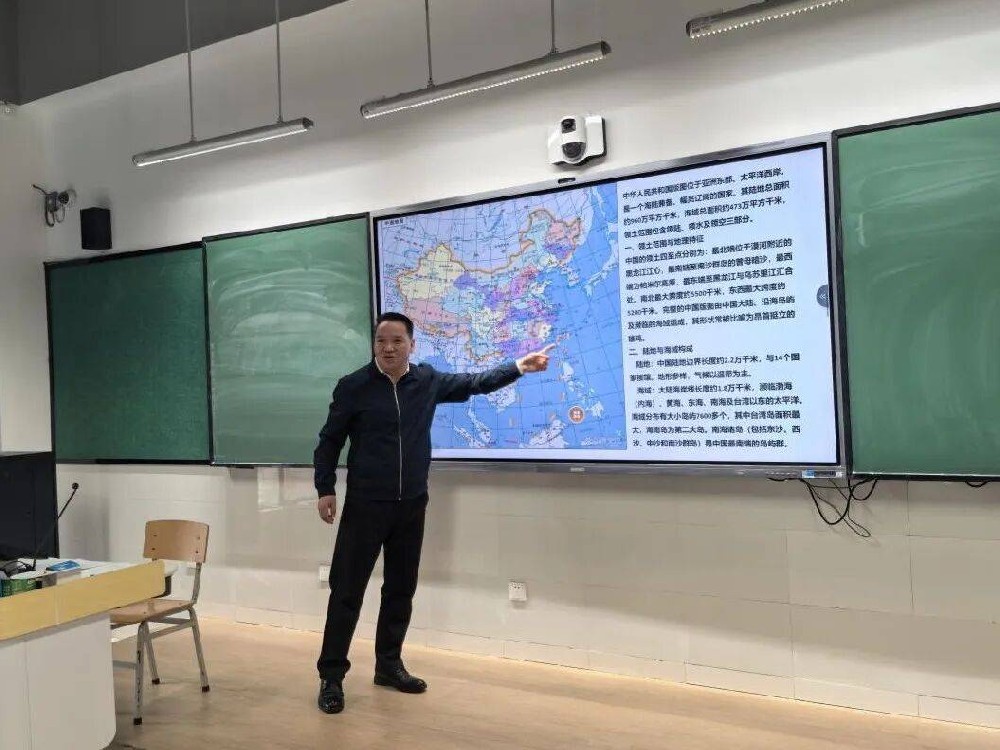 濮阳医学高等专科学校校长王庆志为学生讲授思政课