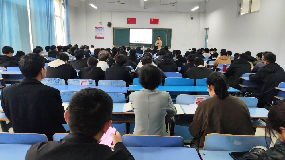 深入课堂一线，把脉思政教学——平顶山职业技术学院党委书记李蔚云“推门”听思政课