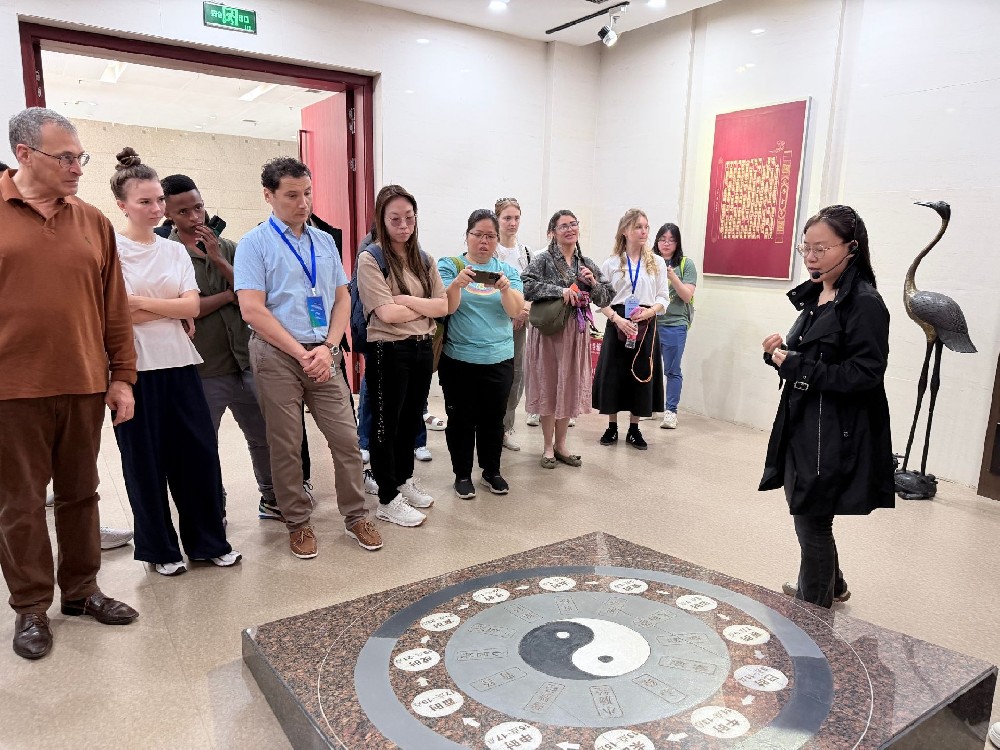 中国·郑州国际针灸大会代表团来访河南中医药大学 共促中医药文化国际交流